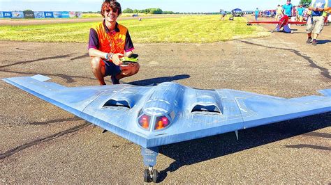 B-2 Spirit RC Stealth Bomber Landing