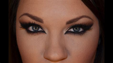 Dramatic Cat Eye Look