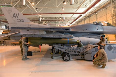 F-16 Fighting Falcon Weapons Load