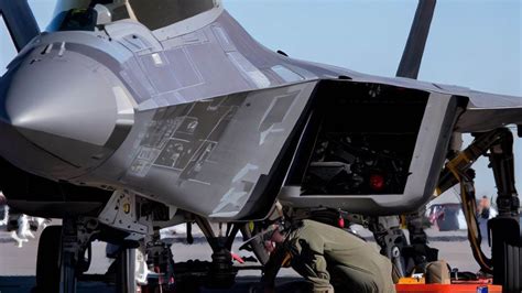 F22 Raptor Maintenance