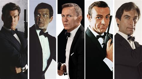 James Bond holding the Walther PPK/S