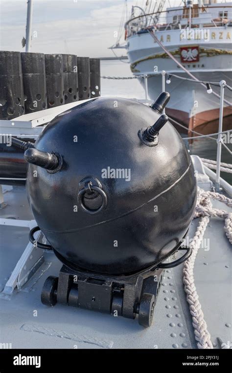 Naval mine