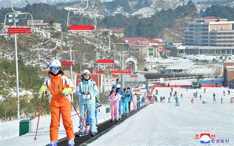 A ski lesson at the Masik Pass Ski Resort