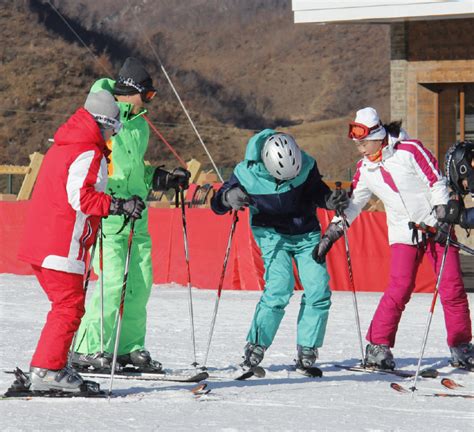 A ski lesson at the Masik Pass Ski Resort