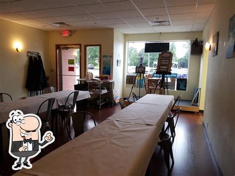 Pub and Palette Allouez Dining Area