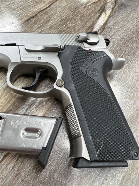 Smith & Wesson 4006 Image 2