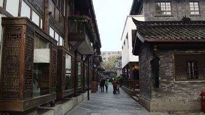 The Wide and Narrow Alleys