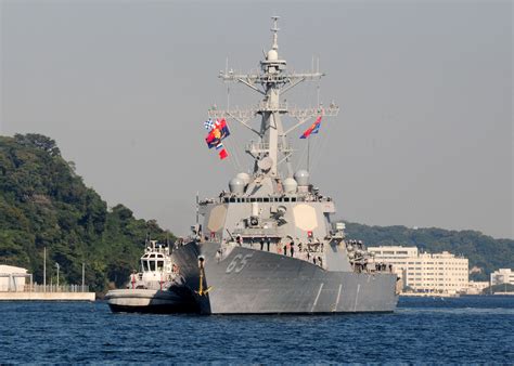 USS Benfold (DDG-65) at sea