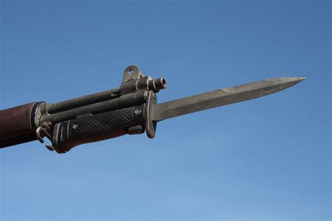 Handgun as alternative to bayonet