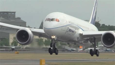 Boeing 787 Dreamliner Landing