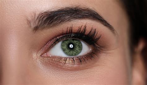 Bright and Bold Shades for Green Eyes