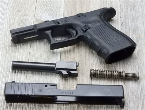 Cleaning the magazine of a Glock 19