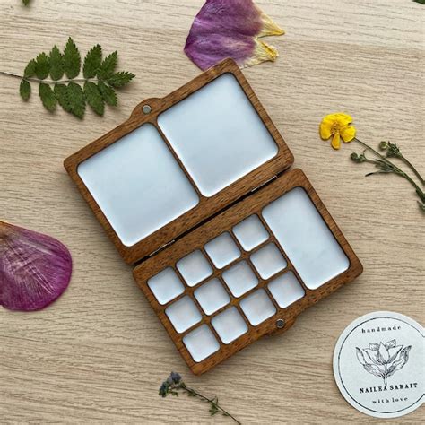 Compact wooden watercolor palette