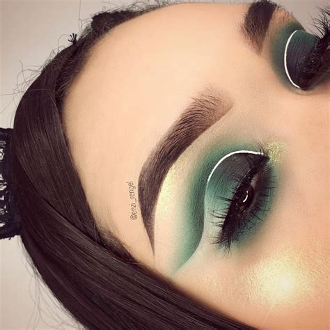 Cut Crease Look