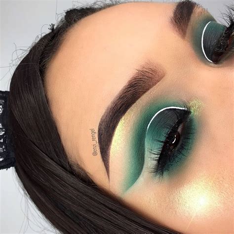 Cut Crease Look