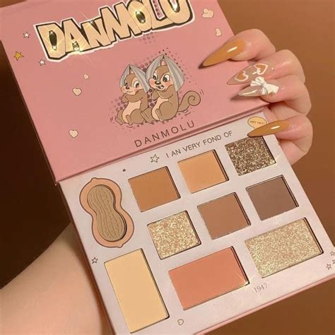 Cute Eyeshadow Palette with Neutral Shades