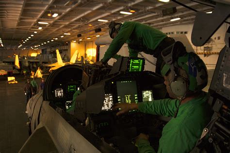 EA-18G Growler maintenance