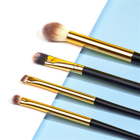 Eyeshadow brushes for precise application