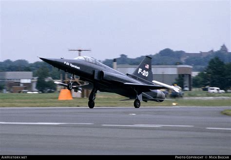 F-20 Tigershark landing