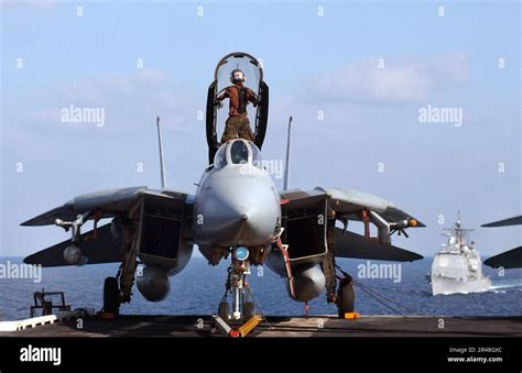 F-14 Tomcat maintenance