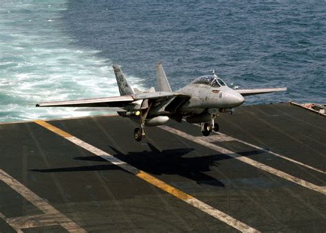 F14 Tomcat Landing