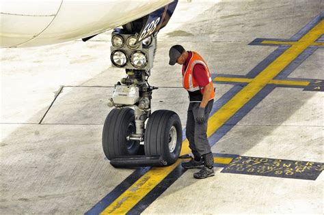 Fifth wheel landing gear inspection