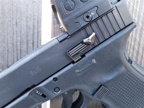 Glock 19 Slide Release with Support Hand