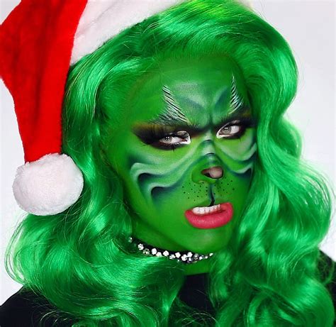 Grinch Inspired Makeup Look 3