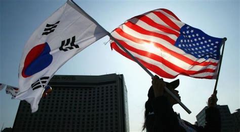 Korean and American soldiers shaking hands