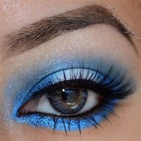 Metallic shades are a great way to add a touch of glamour to blue eyes.