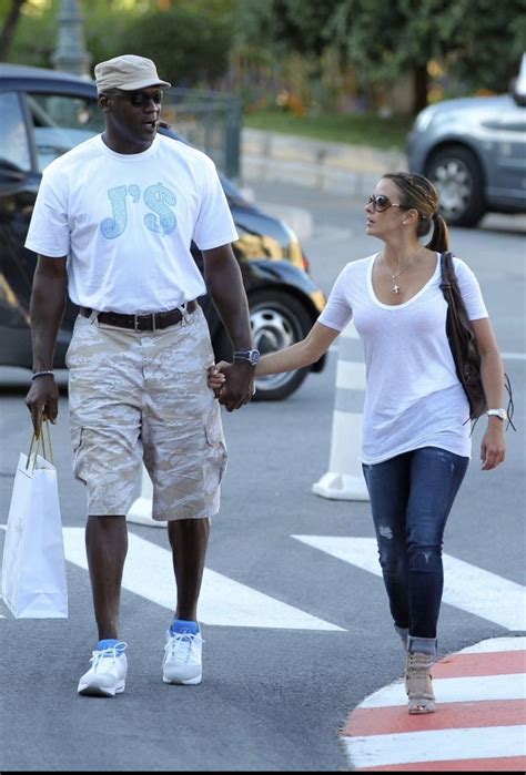 Michael Jordan walking with his wife, Yvette Prieto