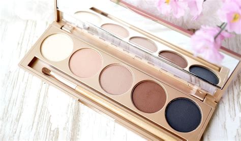 Natural eyeshadow products for a pop of color