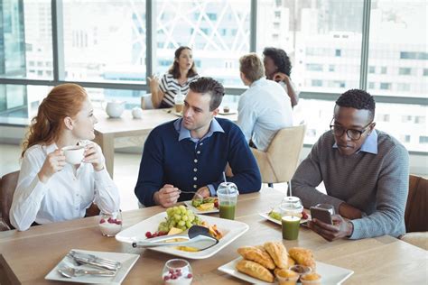 Navigating the cafeteria for healthy options