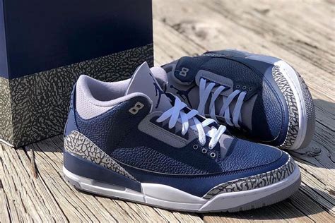 Man wearing navy blue 3s with look