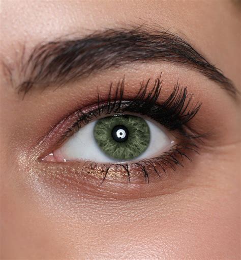 Neutral Shades for Green Eyes