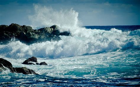 Powerful ocean waves where the sea meets the sky