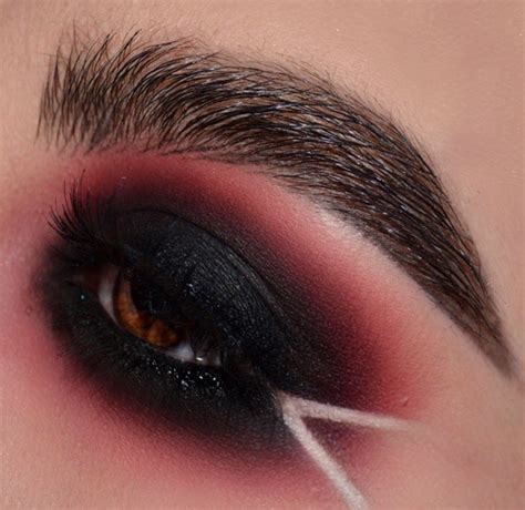 Red and black smoky eyes eyeshadow look