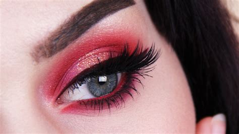 Red eyeshadow look