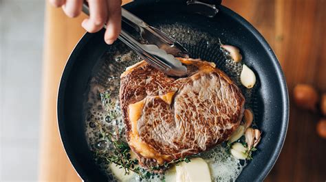 Searing the meat for roti de haut de palette desosse