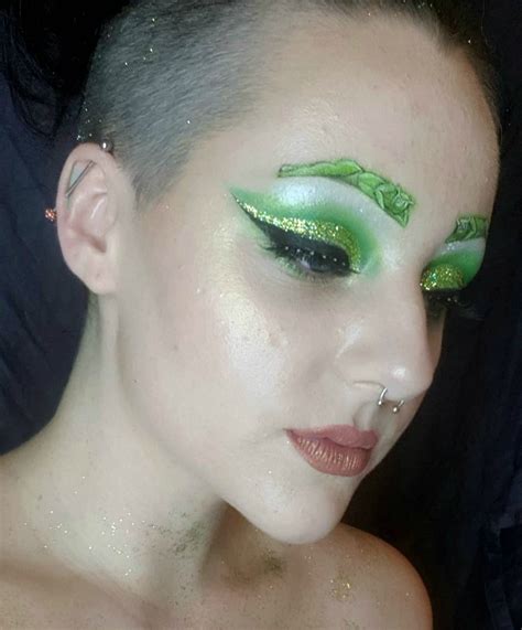 Shrek-inspired makeup look 5