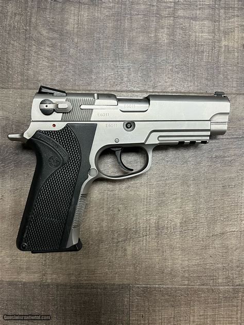 Smith & Wesson 4006 Gallery 2