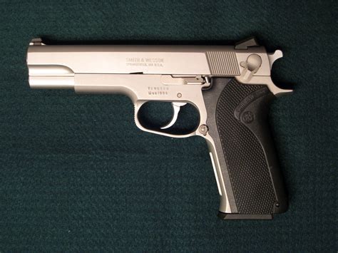 Smith & Wesson 1006 pistol