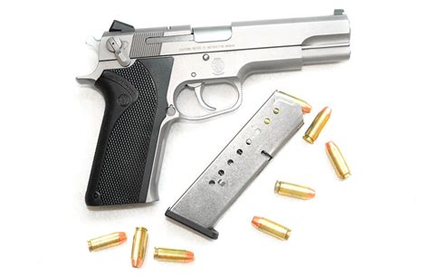 Smith & Wesson 1006 Benefits and Advantages