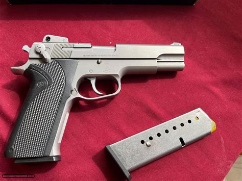 Smith & Wesson 1006 pistol