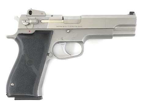 Smith & Wesson 1006 features