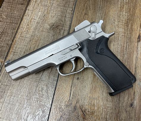 Smith & Wesson 1006 Image 3