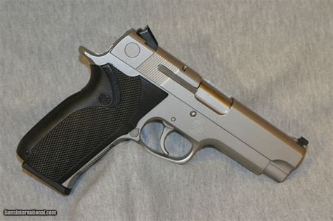 Smith & Wesson 1076