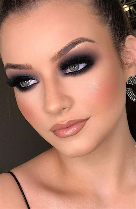 Smoky Eyes Look