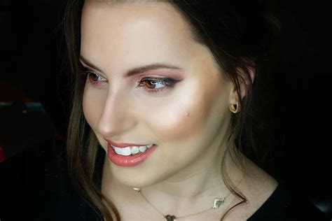 Soft peachy glow makeup look