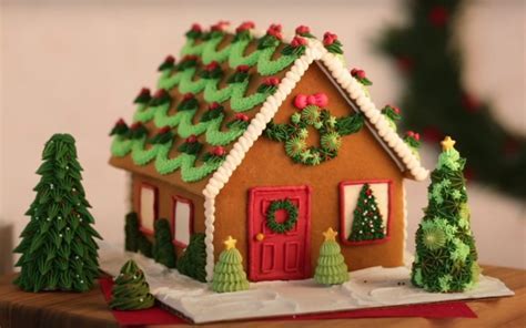 Steps to Create a Snowy Gingerbread House